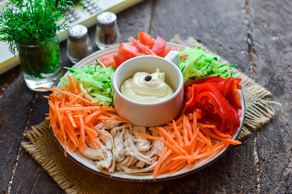 салат с куриным филе и овощами - пошаговый рецепт с фото